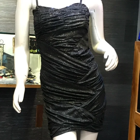 Ruched body con Dress-New✨ - Picture 4 of 8